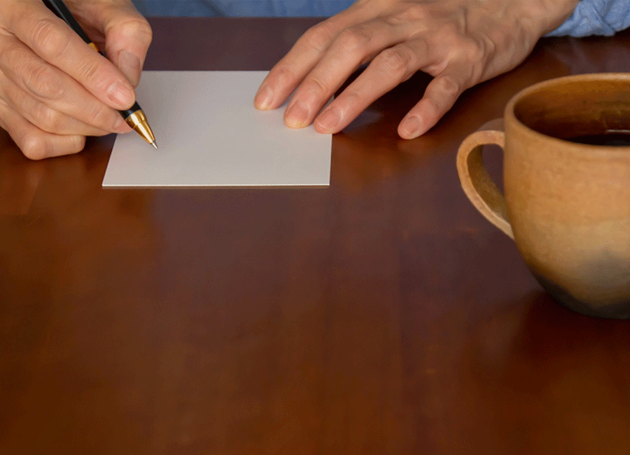 寒中見舞いハガキをかく人